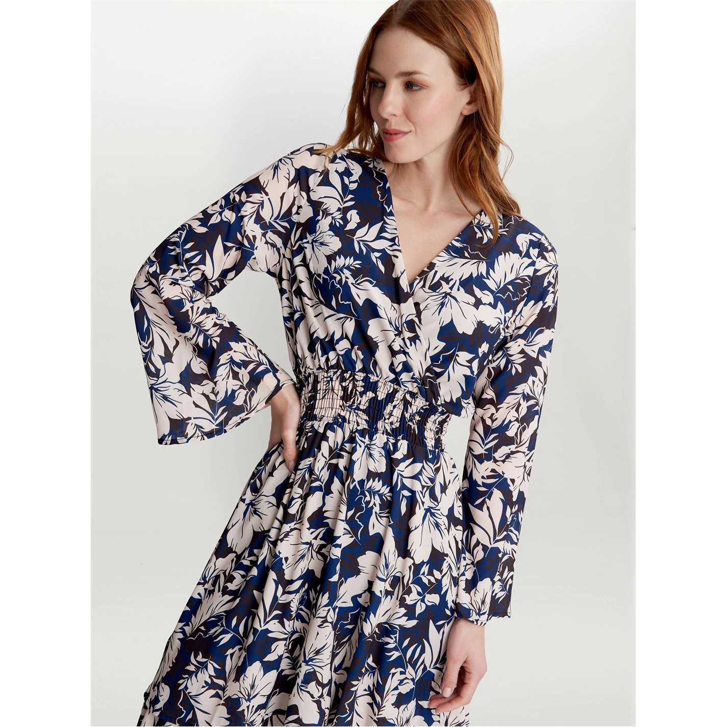 Gina Bacconi ALARICE V NECK ROUCHED WAIST DRESS 4 Gina Bacconi ALARICE V NECK ROUCHED WAIST DRESS - Image 4